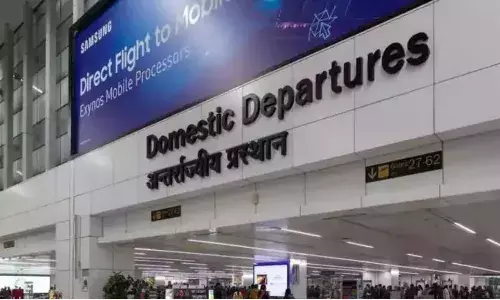Delhi Airport: दिल्ली एयरपोर्ट पर बिजली गुल बोर्डिंग और चेक-इन की सुविधाएं प्रभावित, मच गई अफरा तफरी