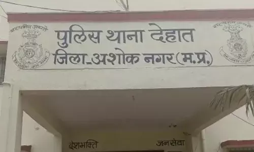 Ashok Nagar: चंद जमीन के टुकड़े के लिए परिवार के लोग ही बने एक दूसरे के दुश्मन, एक दूसरे पर किया लाठी डंडो से वार, देखें वीडियो