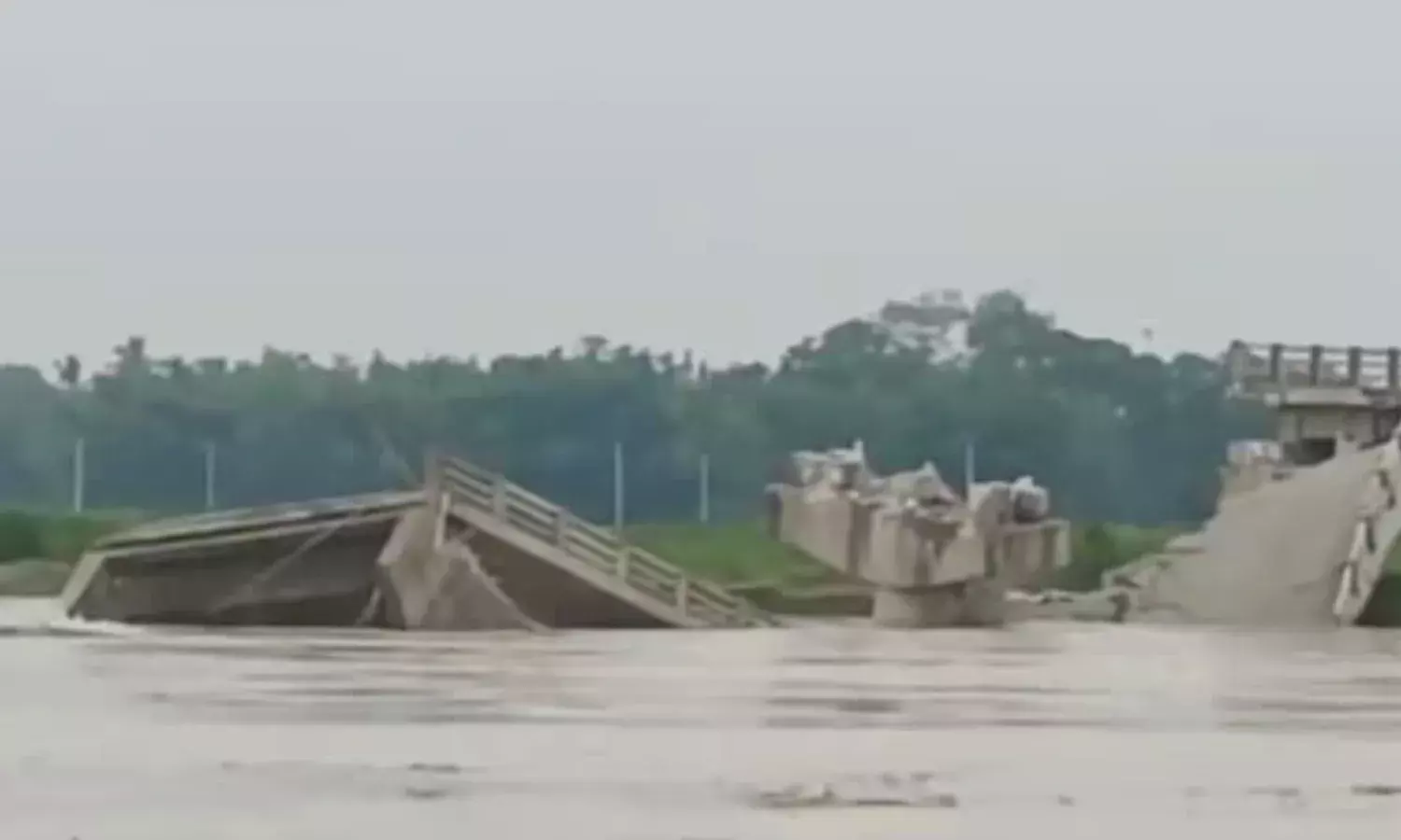 Bihar Bridge Collapsed: बिहार के अररिया में बकरा नदी पर बना पुल उद्घाटन से पहले ही गिरा, इतने करोड़ की लागत से हुआ था तैयार