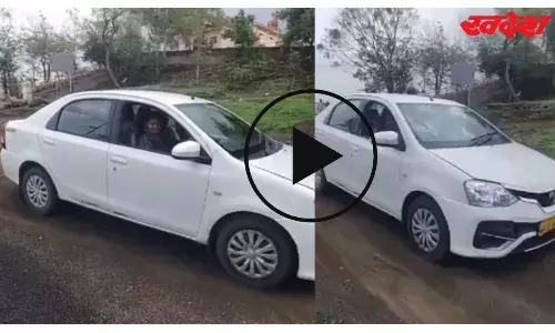 Maharastra News: रील बनाने के चक्कर में 300 फीट नीचे खाई में गिरी महिला, कैमरें में कैद हुआ दर्दनाक हादसे का वीडियो, देखें Maharastra News: रील बनाने के चक्कर में 300 फीट नीचे खाई में गिरी महिला, कैमरें में कैद हुआ दर्दनाक हादसे का वीडियो, देखें