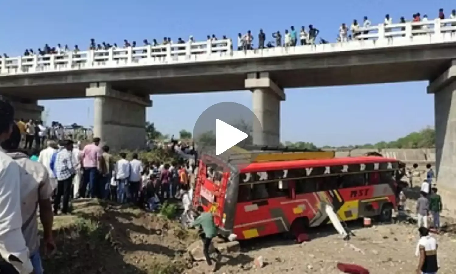 Khargone Road Accident: ट्रक से भिड़ी खरगोन से इंदौर आ रही बस, अब तक 2 की मौत, इतने लोग घायल