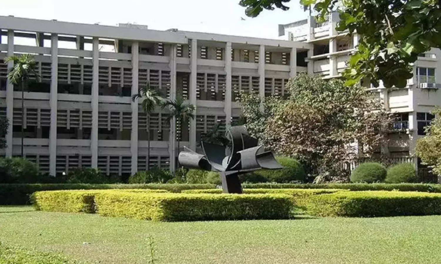 IIT बॉम्बे के छात्रों ने किया रामायण पर अपत्तिजनक नाटक, संस्थान ने लगाया भारी भरकम जुर्माना, जानिए पूरा मामला