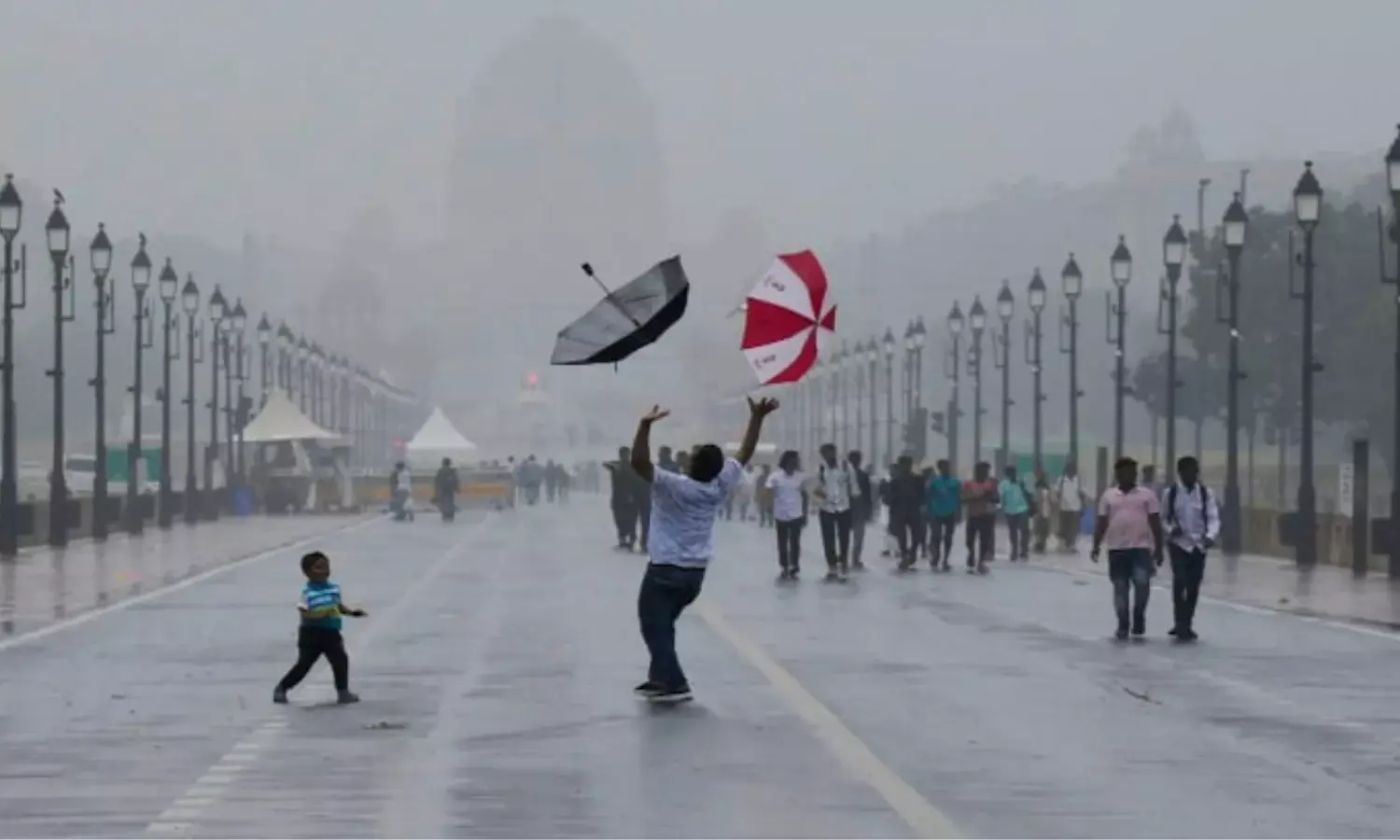 Delhi Rains: दिल्ली के कुछ हिस्सों में हुई बारिश,गर्मी से लोगों को मिली राहत
