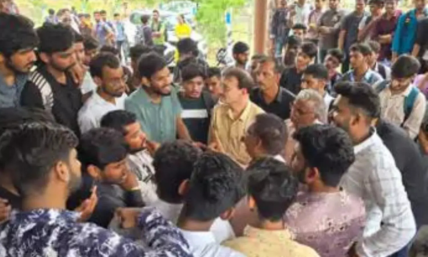 विक्रम यूनिवर्सिटी में छात्रों ने प्रोफेसर पर लगाए आरोप, कहा - नमाज पढ़ने का बोलते हैं प्रोफेसर, जानिए क्‍या है पूरा मामला...