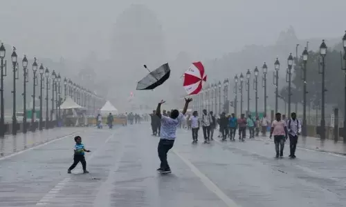Delhi Rains: दिल्ली के कुछ हिस्सों में हुई बारिश,गर्मी से लोगों को मिली राहत