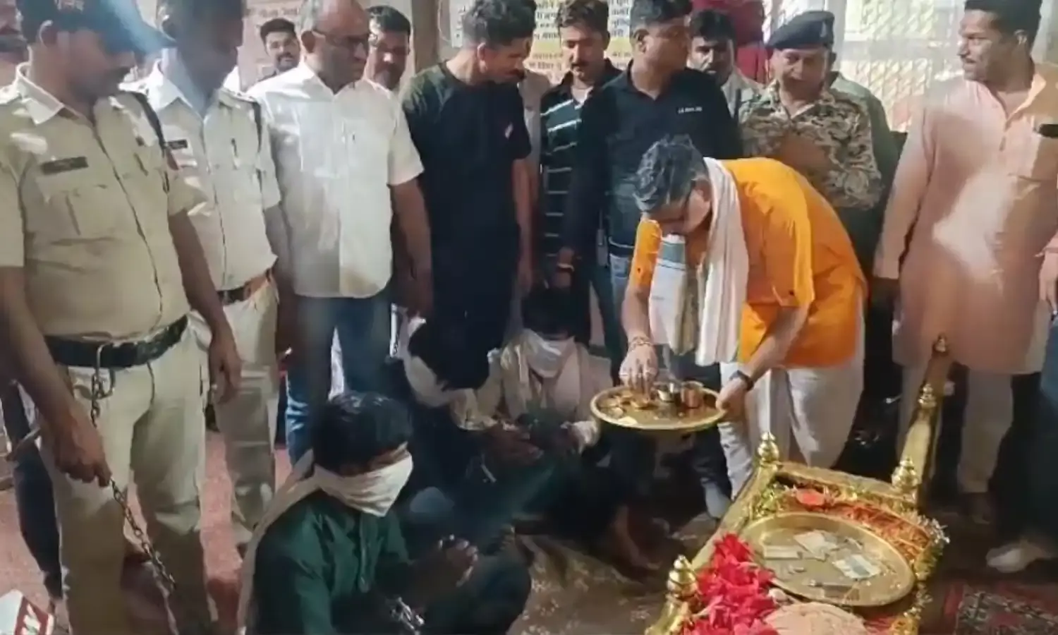 हे मां हमें माफ कर दो, हमसे गलती हो गई, चोरों ने मंदिर में सबके सामने मांगी माफी