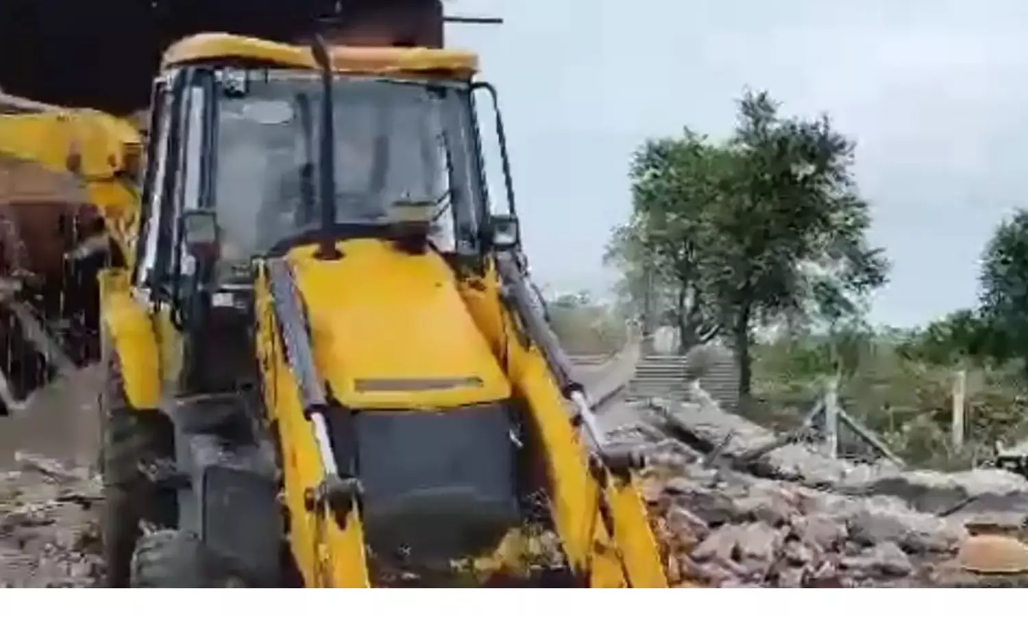 उज्जैन में आदिवासी महिला से रेप करने वाले आरोपियों के घर चला बुलडोजर, अर्धनग्न अवस्था में मिली थी पीड़िता