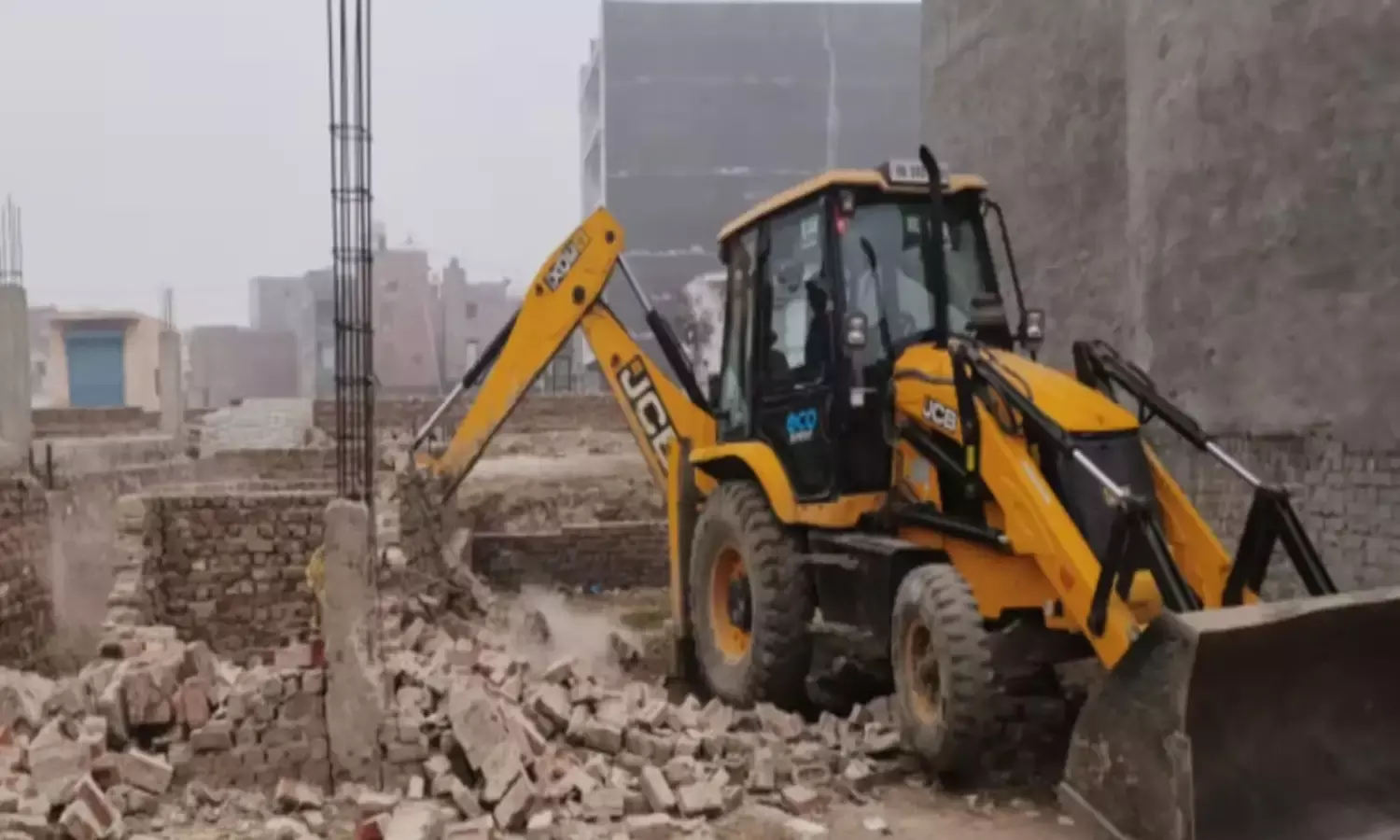 Ujjain Tribal Woman: उज्जैन में आदिवासी महिला से गैंगरेप मामले में बड़ी कार्रवाई, आरोपी के घर चला बुलडोजर