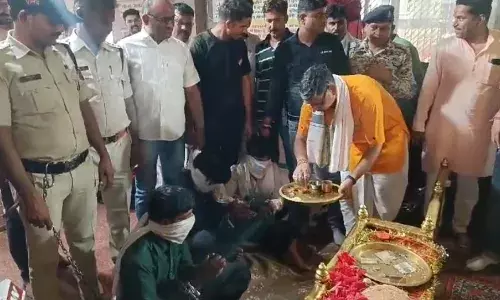 हे मां हमें माफ कर दो, हमसे गलती हो गई, चोरों ने मंदिर में सबके सामने मांगी माफी