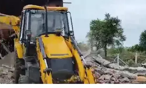 उज्जैन में आदिवासी महिला से रेप करने वाले आरोपियों के घर चला बुलडोजर, अर्धनग्न अवस्था में मिली थी पीड़िता