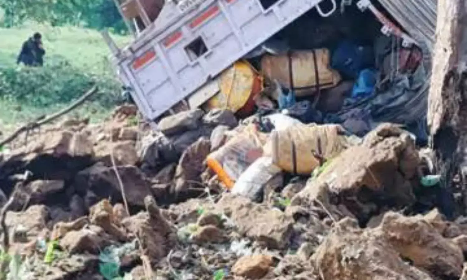 CG IED Blast: नक्सलियों ने आईईडी ब्लास्ट कर उड़ाया जवानों का ट्रक, हादसे में 2 जवान शहीद