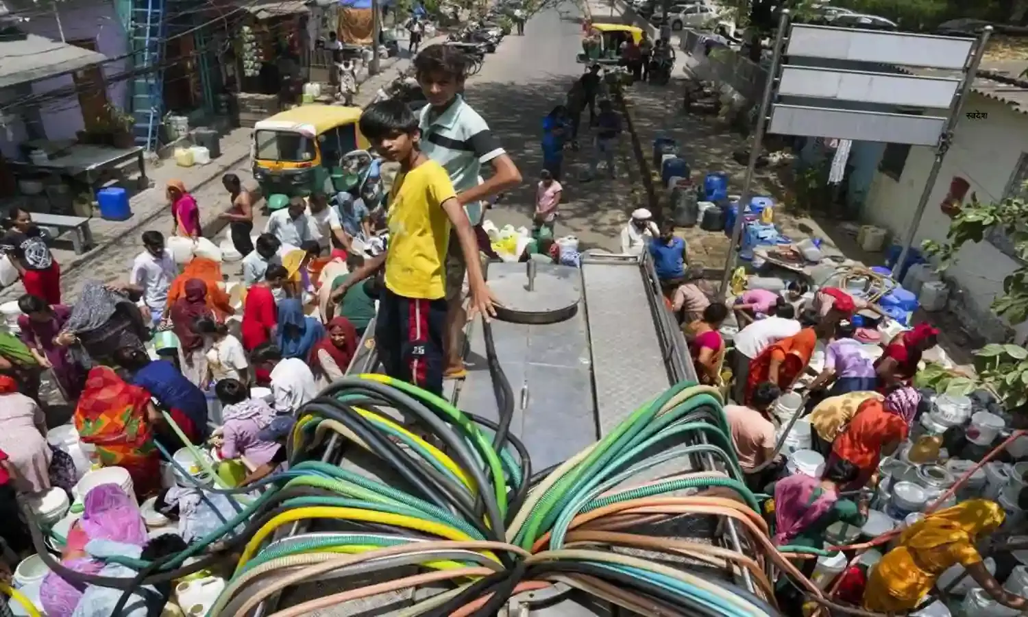 Delhi water crisis: दिल्ली की जनता का पानी बहाया जा रहा है नाले में, लीकेज के कारण लाखों लीटर पानी हो रहा बर्बाद, देखें वीडियो Delhi water crisis: दिल्ली की जनता का पानी बहाया जा रहा है नाले में, लीकेज के कारण लाखों लीटर पानी हो रहा बर्बाद, देखें वीडियो