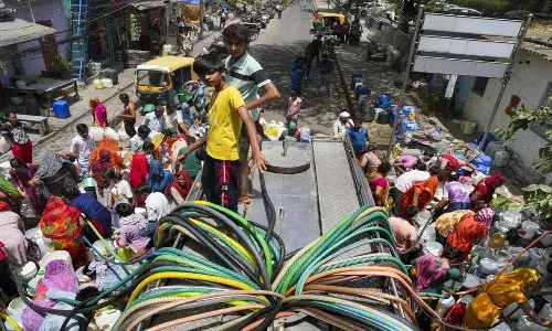 Delhi water crisis: दिल्ली की जनता का पानी बहाया जा रहा है नाले में, लीकेज के कारण लाखों लीटर पानी हो रहा बर्बाद, देखें वीडियो Delhi water crisis: दिल्ली की जनता का पानी बहाया जा रहा है नाले में, लीकेज के कारण लाखों लीटर पानी हो रहा बर्बाद, देखें वीडियो