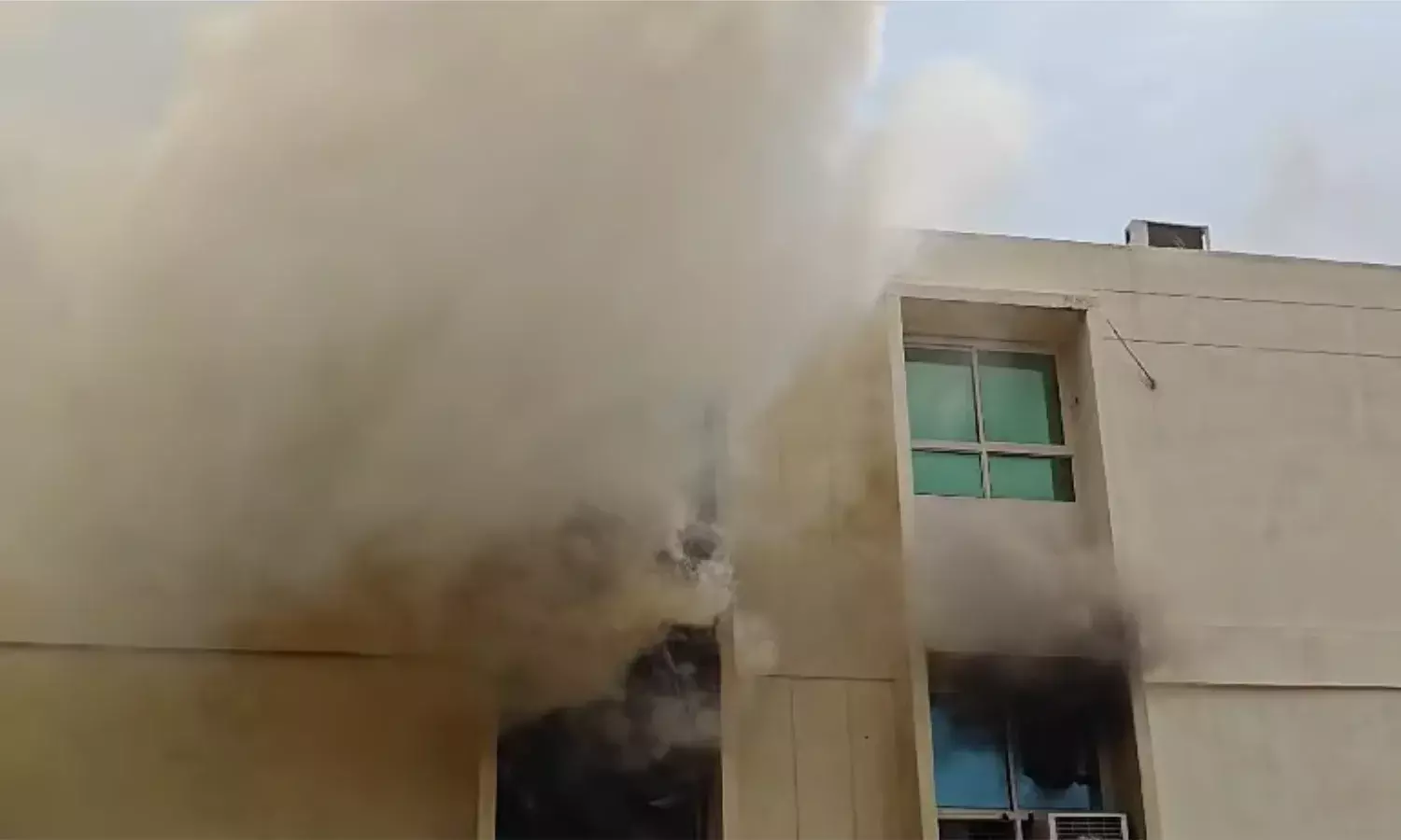 Gwalior News: जीवाजी विश्वविद्यालय में लगी भीषण आग, न्यूरोसाइंस लैब में डीप फ्रीजर में हुआ विस्फोट, देखें वीडियो