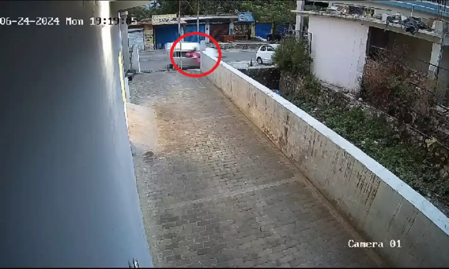 Uttarakhand Accident Video: दर्दनाक हादसा, नशे में खंड विकास अधिकारी ने महिलाओं को कुचला, इतने की मौके पर मौत Uttarakhand Accident Video: दर्दनाक हादसा, नशे में खंड विकास अधिकारी ने महिलाओं को कुचला, इतने की मौके पर मौत