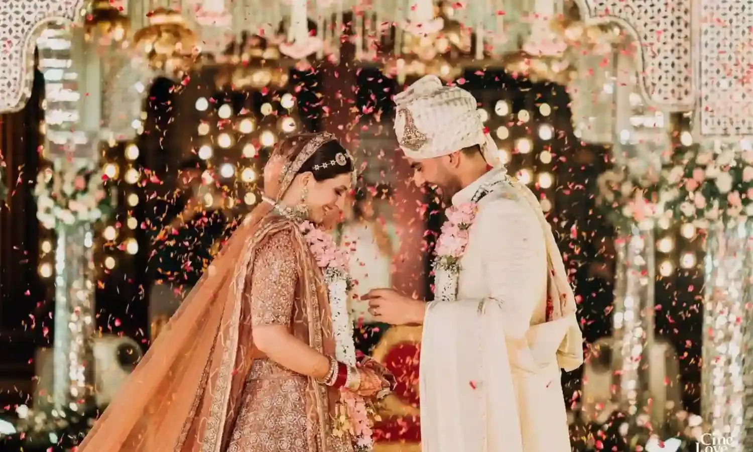 Weddings in India: भारत में हो रहीं 10 लाख करोड़ रूपये की शादियां,कमाई से 3 गुना ज्यादा खर्च कर रहे लोग