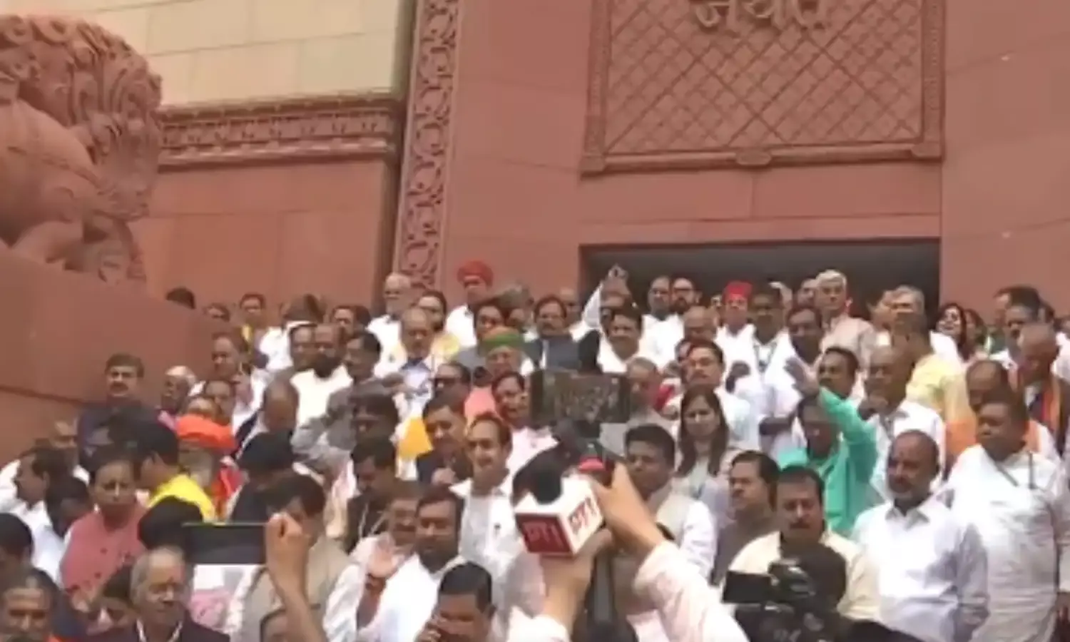 NDA सांसदों ने संसद परिसर में आपातकाल के खिलाफ किया प्रदर्शन, कंगना रनौत क्या बोल गई NDA सांसदों ने संसद परिसर में आपातकाल के खिलाफ किया प्रदर्शन, कंगना रनौत क्या बोल गई