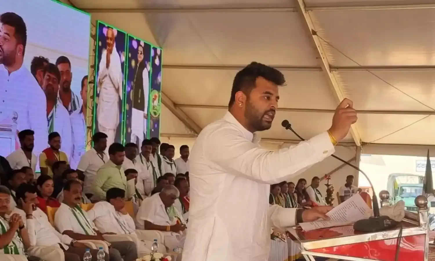 Prajwal Revanna: नहीं थम रही है प्रज्जवल रेवन्ना की मुश्किलें, बलात्कार मामले में जमानत याचिका बेंगलुरु की अदालत ने की खारिज