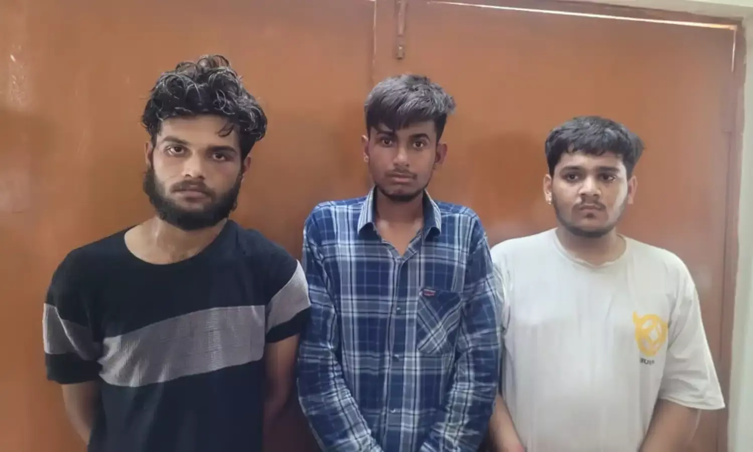 Chhatarpur News: छत्तरपुर में शराबियों का उत्तपात, बेचारे युवक को पकड़ किया टॉर्चर, गुप्त अंगों डाल दी सिगरेट, देखें वीडियो