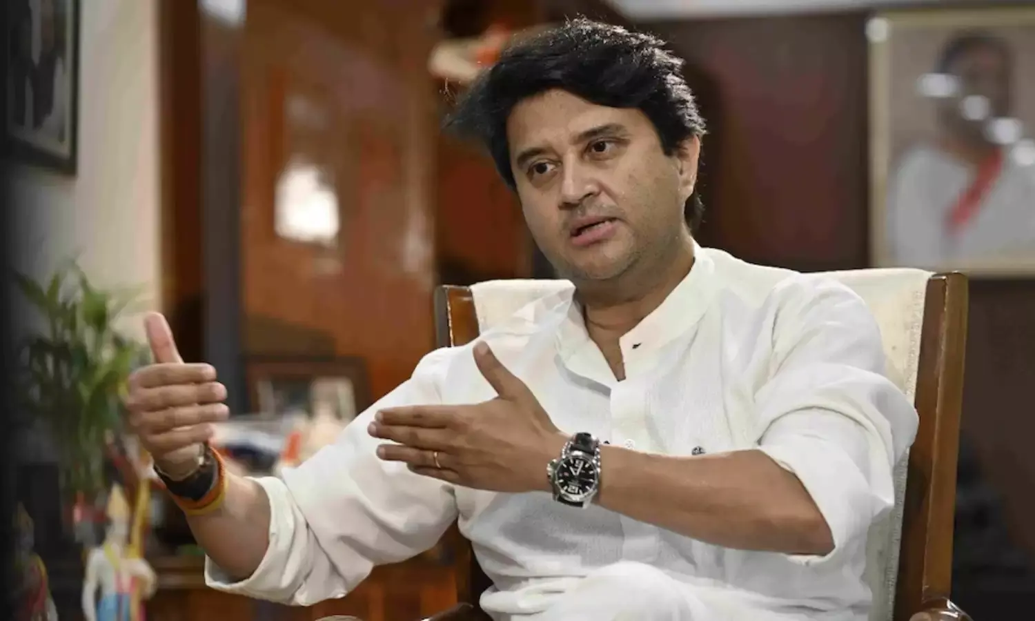 Shivpuri News: अभी ज्योतिरादित्य सिंधिया मंच पर चढ़े ही थे की भरभरा के गिरा मंच, नेताओं में मची एक दूसरे को बचाने की होड़, देखे वीडियो