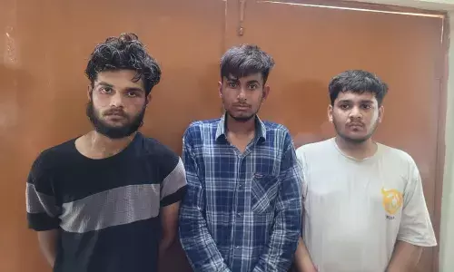 Chhatarpur News: छत्तरपुर में शराबियों का उत्तपात, बेचारे युवक को पकड़ किया टॉर्चर, गुप्त अंगों डाल दी सिगरेट, देखें वीडियो