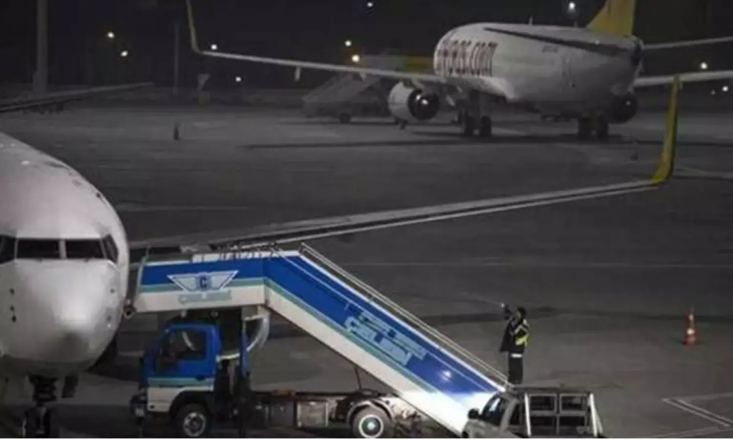 Jabalpur Dumna Airport: भारी बारिश’ के कारण गिरी जबलपुर डुमना एयरपोर्ट टर्मिनल की छत, नीचे खड़ी थी कार, फिर हुआ ये…देखें वीडियो