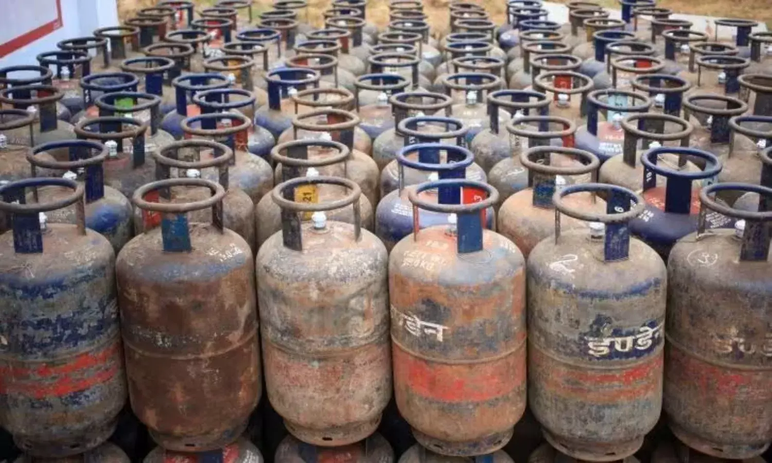 LPG Cylinder Price: खुशखबरी! सस्ता हो गया LPG सिलेंडर, जानिए आपके शहर में कितनी घटी कीमत?