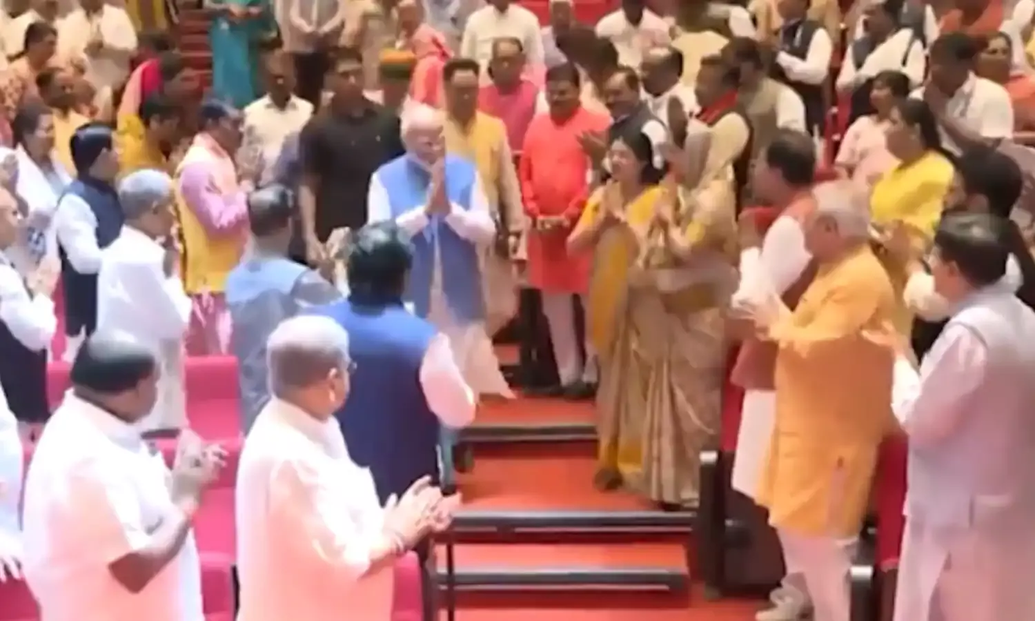 चायवाला तीसरी बार बना प्रधानमंत्री, मोदी की NDA सांसदों को नसीहत - राहुल जैसे... चायवाला तीसरी बार बना प्रधानमंत्री, मोदी की NDA सांसदों को नसीहत - राहुल जैसे...