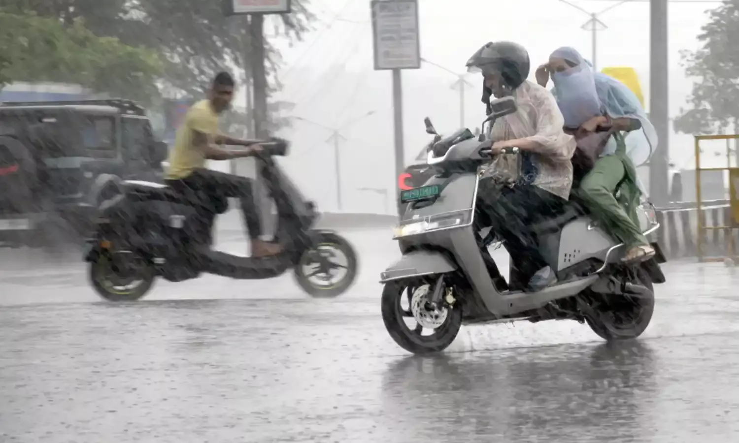 Bhopal: मानसून की पहली बारिश में राजधानी हुई लबालब, पॉश कॉलोनियों में हुआ भयंकर जलभराव Bhopal: मानसून की पहली बारिश में राजधानी हुई लबालब, पॉश कॉलोनियों में हुआ भयंकर जलभराव