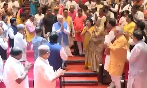 चायवाला तीसरी बार बना प्रधानमंत्री, मोदी की NDA सांसदों को नसीहत - राहुल जैसे...