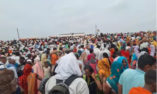 Hathras Satsang Stampede: हाथरस हादसे में निकलती जा रही हैं लाशें, 120 की मौत, मृतकों के परिजनों को दो लाख और घायलों को 50 हजार की मदद का एलान