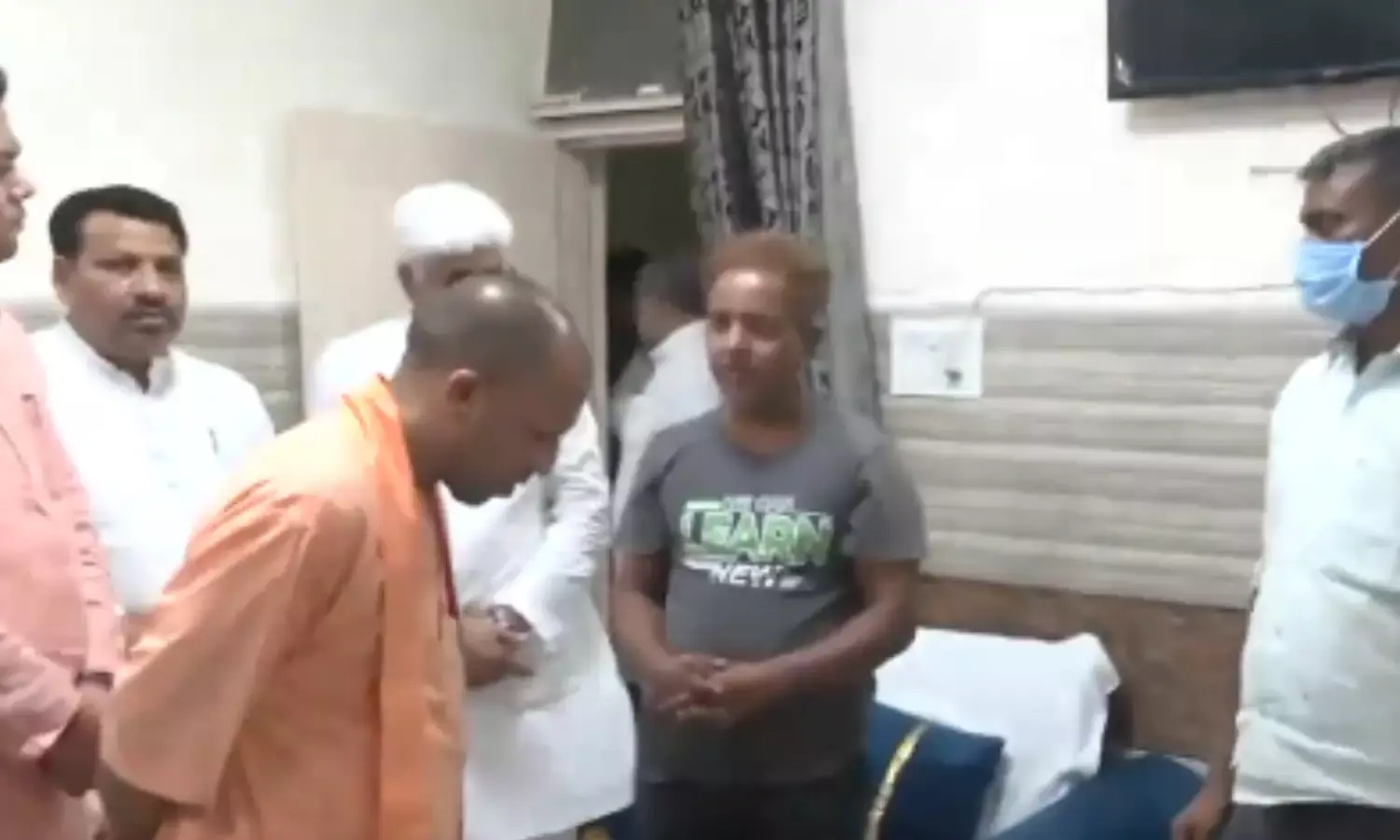 Hathras Satsang Accident : CM योगी आदित्यनाथ पहुंचे हाथरस, घायलों से मिले, स्थिति का लिया जायजा