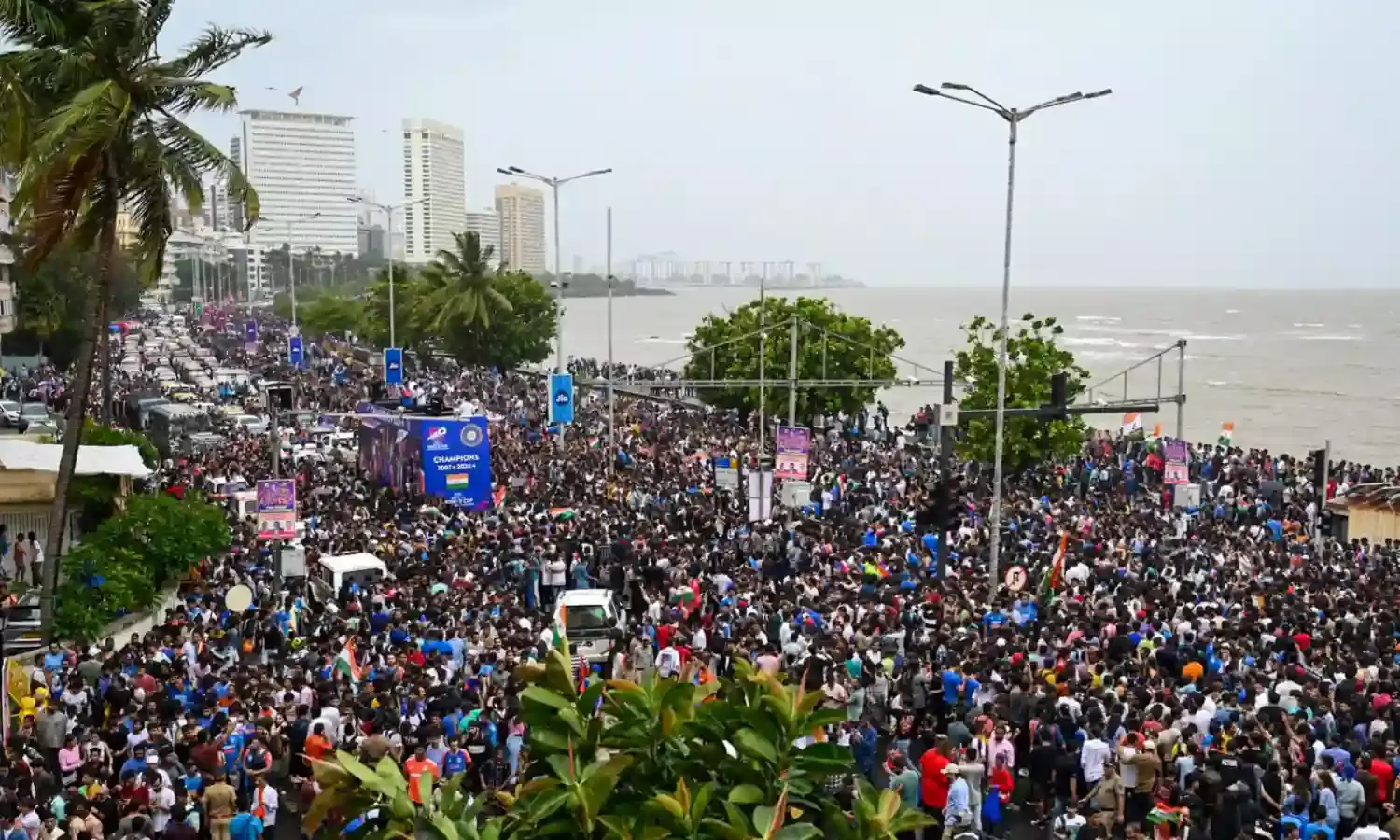 T20 World Cup Victory Parade: टीम इंडिया को देखने मुंबई के मरीन ड्राइव में उमड़ा जनसैलाब… देखें वीडियो