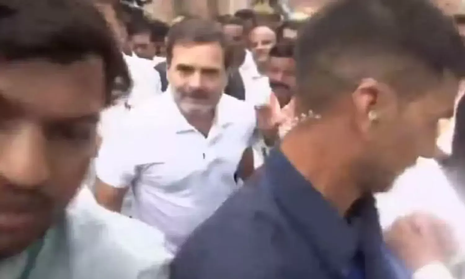 हाथरस भगदड़ के पीड़ित परिवारों से मिलने अलीगढ़ पहुंचे राहुल गांधी, परिजनों को बंधाया ढाढस