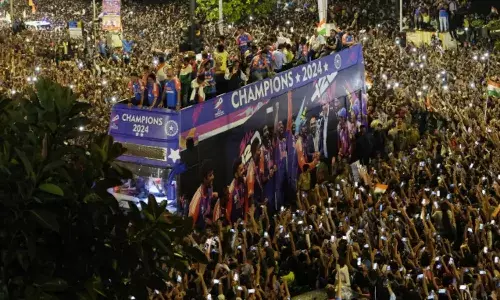 टीम इंडिया की विक्ट्री परेड में फैंस की हालत हुई खराब, 10 से अधिक अस्पताल में भर्ती, एक की तो टूटी हड्डी पसली