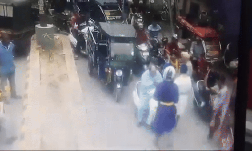 शिवसेना नेता संदीप थापर पर जानलेवा हमला, निहंगों ने तलवारों से किया वार, वीडियो बनाते रहे लोग