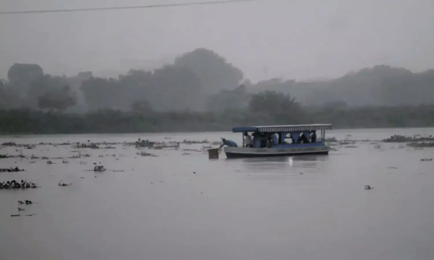 Sheopur News: श्योपुर में बारिश ने मचाई तबाही, कई इलाके जलमग्न, रास्ता पार करने के लिए लोग इस्तेमाल कर रहे SDRF की नाव