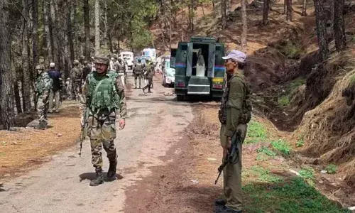 Rajouri Terror Attack : राजौरी में सेना के कैंप पर हमला, एक जवान घायल, कुलगाम में भी सर्च अभियान जारी