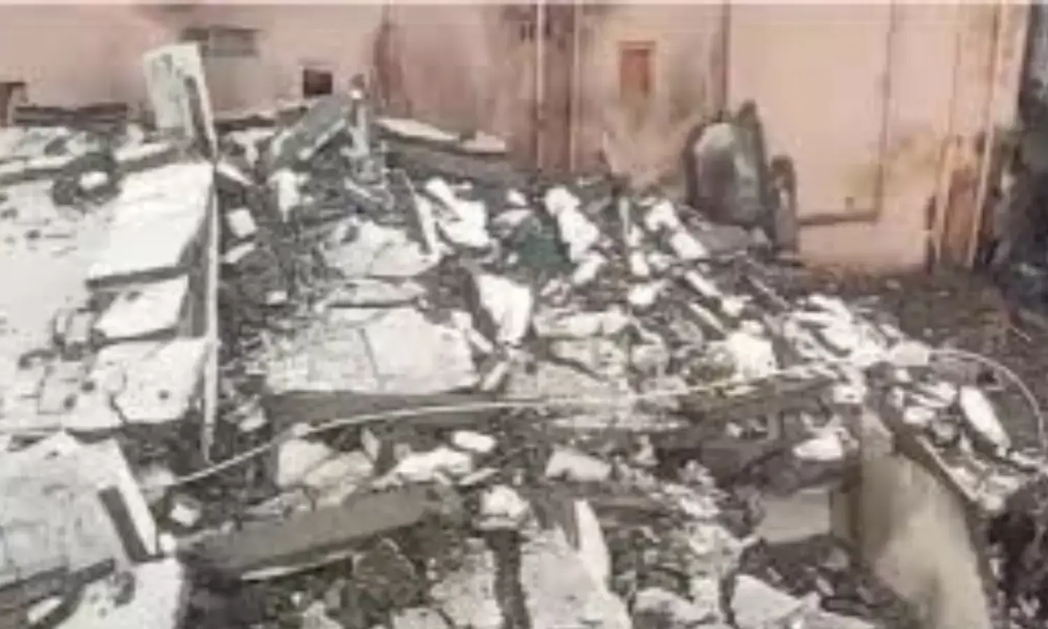 सूरत में बिल्डिंग गिरने से MP के 5 लोग सहित 7 की मौत, बिल्डर समेत तीन के खिलाफ मामला दर्ज