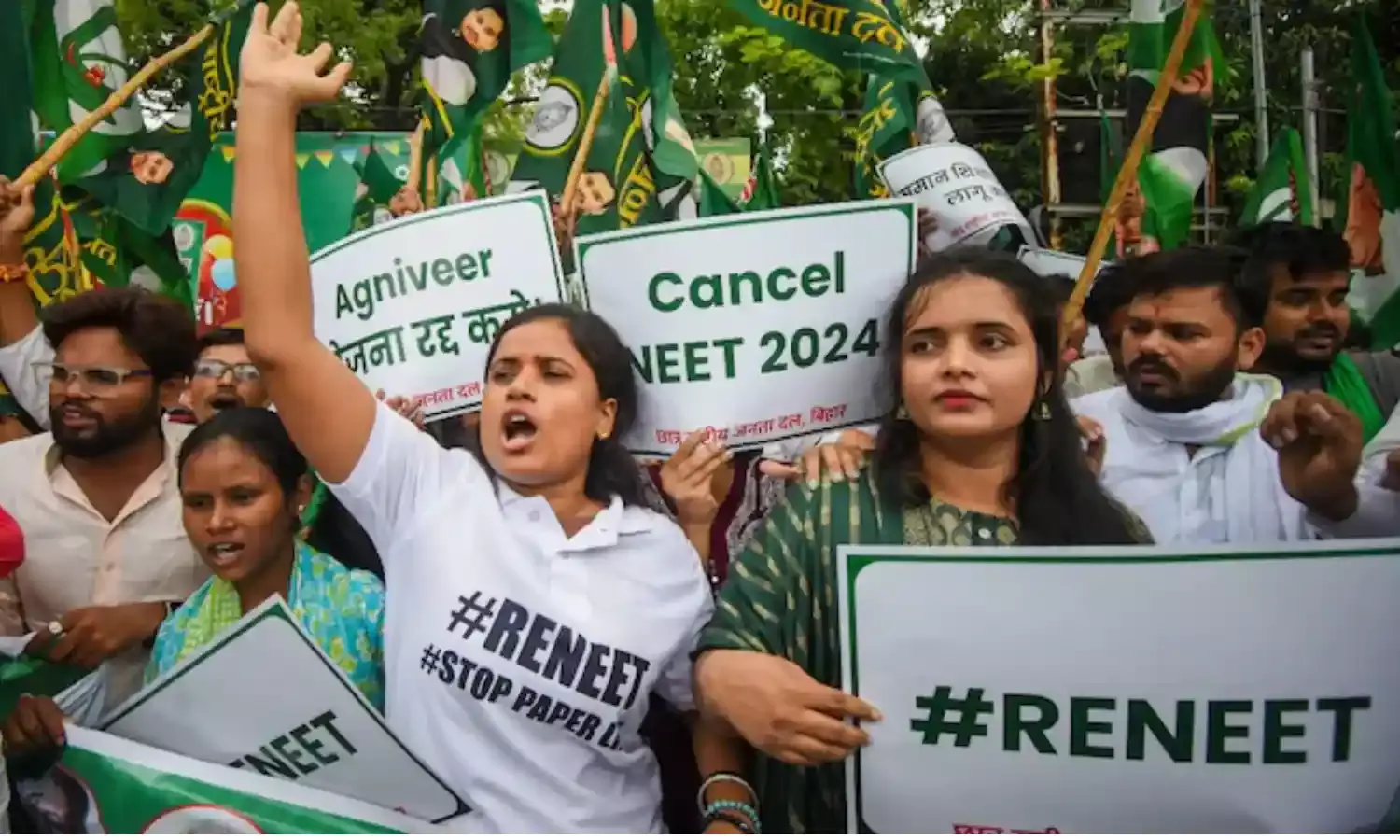 पैपर लीक एक्सप्लेनर: सिस्टम के लूप होल निकाल कर ऐसे करते थे छात्रों के जीवन से खिलवाड़, 2023 में भी NEET का पेपर किया लीक, जानिए पूरा कहानी