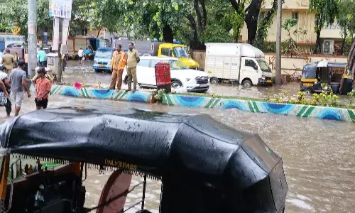 सड़क - रेल - दुकान हर जगह पानी ही पानी, मुंबई में भारी बारिश से जनजीवन प्रभावित