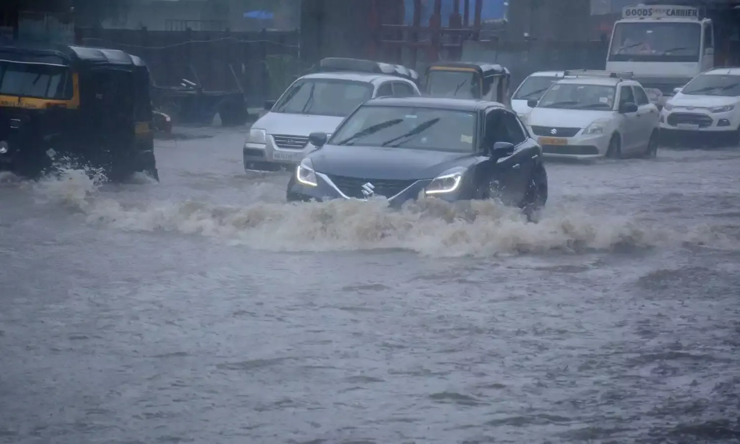 Mumbai Rain Updates: भारी बारिश से जलमग्न हुआ पूरा मुंबई, रेड अलर्ट जारी