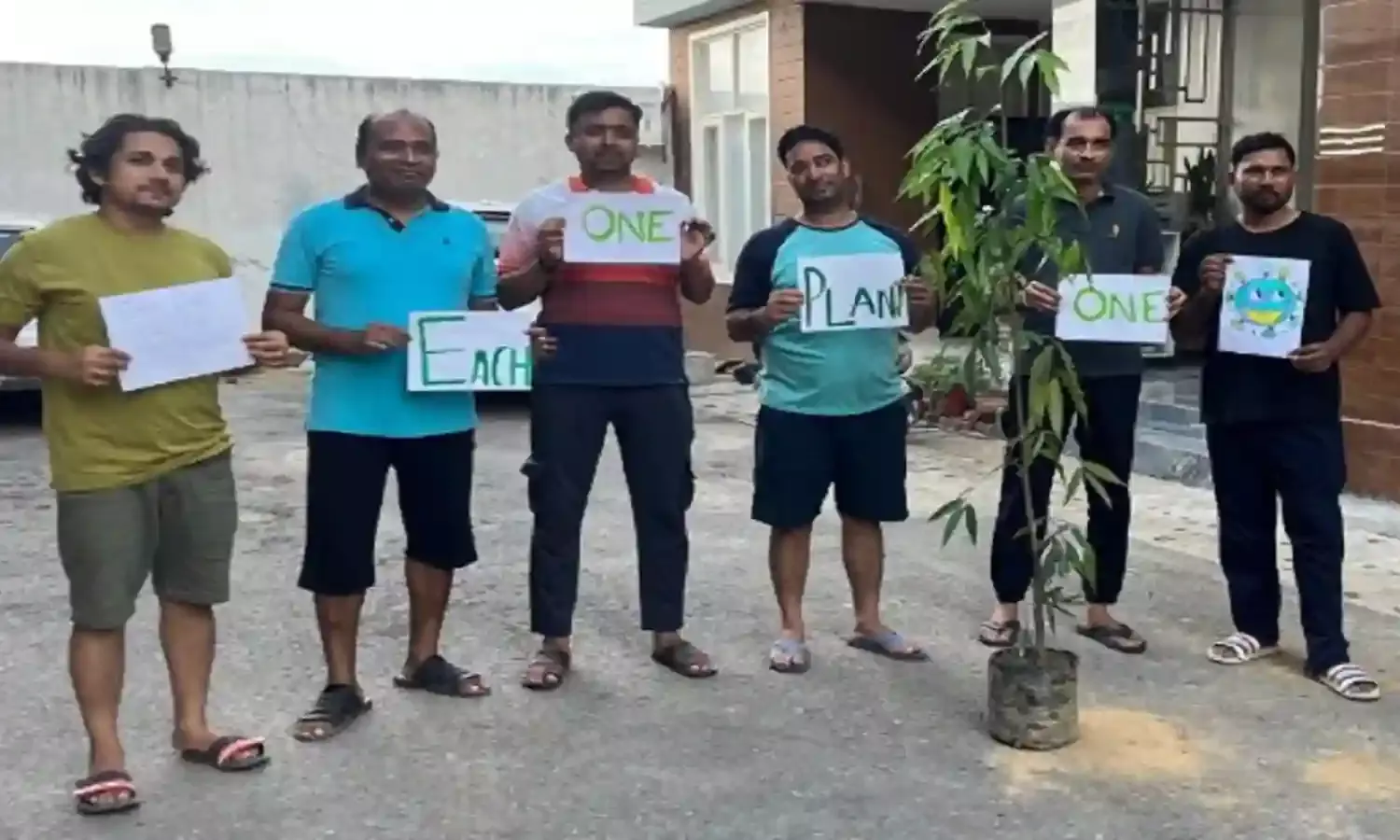 नोएडा के किंग्सन ग्रीन विला सोसायटी में वृक्षारोपण अभियान: हरियाली की ओर एक कदम