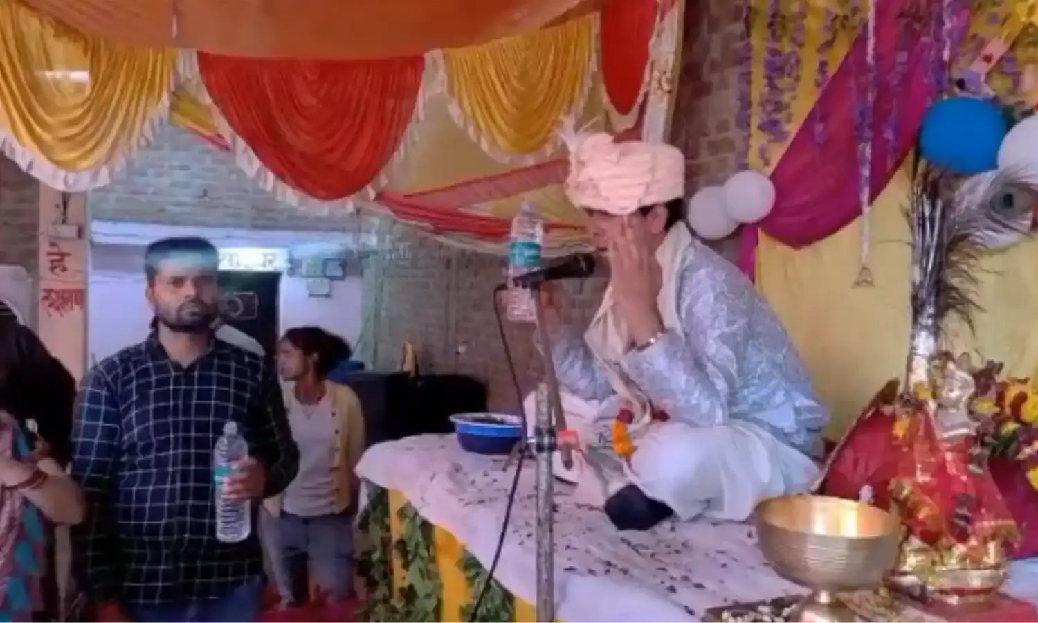 कानपूर का हरिओम बाबा भूतों से कर सकता है बात, पानी और लौंग से कैंसर का भी इलाज कानपूर का हरिओम बाबा भूतों से कर सकता है बात, पानी और लौंग से कैंसर का भी इलाज