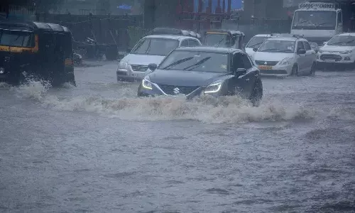 Mumbai Rain Updates: भारी बारिश से जलमग्न हुआ पूरा मुंबई, रेड अलर्ट जारी