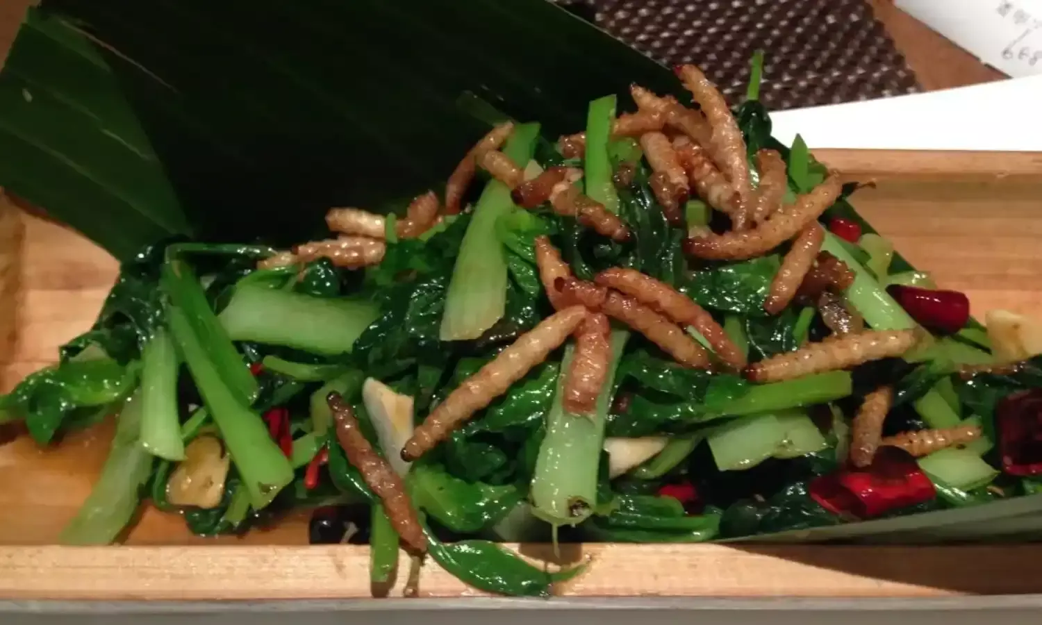 जल्द ही इस देश के लोगों की थाली में दिखेंगे कीड़े - मकौड़े, चटकारे लेकर खाएंगे