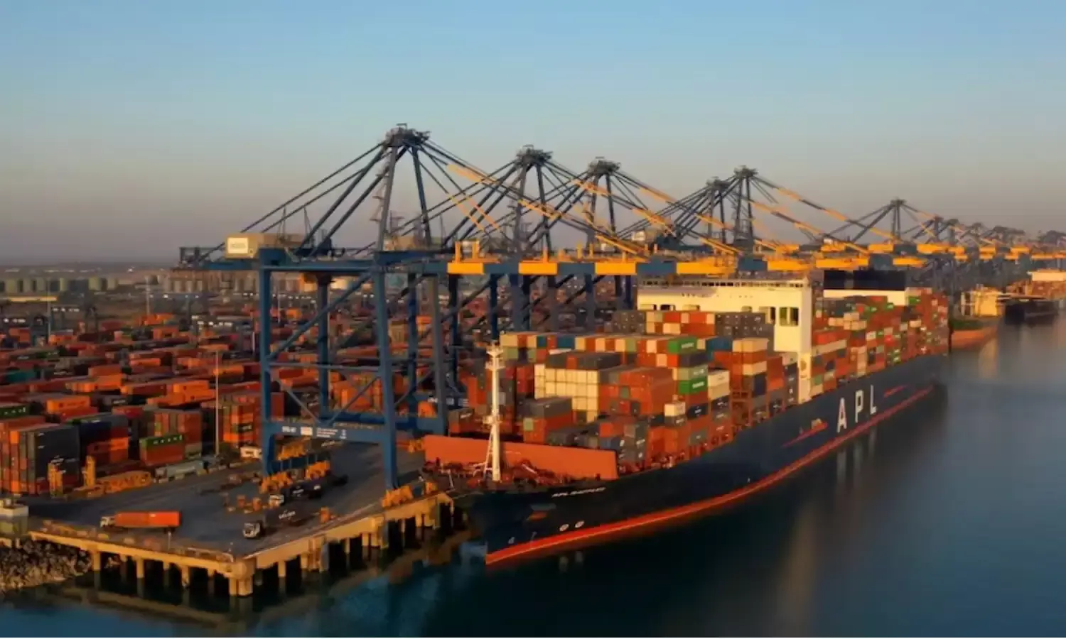 Adani Ports: अडाणी समूह को सुप्रीम कोर्ट से मिली बड़ी राहत गुजरात सरकार को अभी नहीं लौटानी पड़ेगी 108 हेक्‍टेयर जमीन