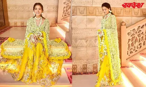 राधिका का ये लुक देख आप हो जाएंगे दंग, गेंदे के ताजे फूलों से सजा दुपट्टा, बदला फैशन का ट्रेंड