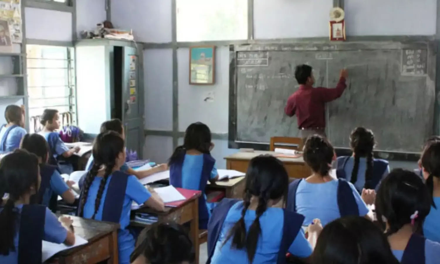 UP News : वाह मास्साब ! ढ़ाई घंटा मोबाईल चलाएंगे, कैंडी क्रश खेलेंगे लेकिन हाज़िरी डिजिटल नहीं लगायेंगे