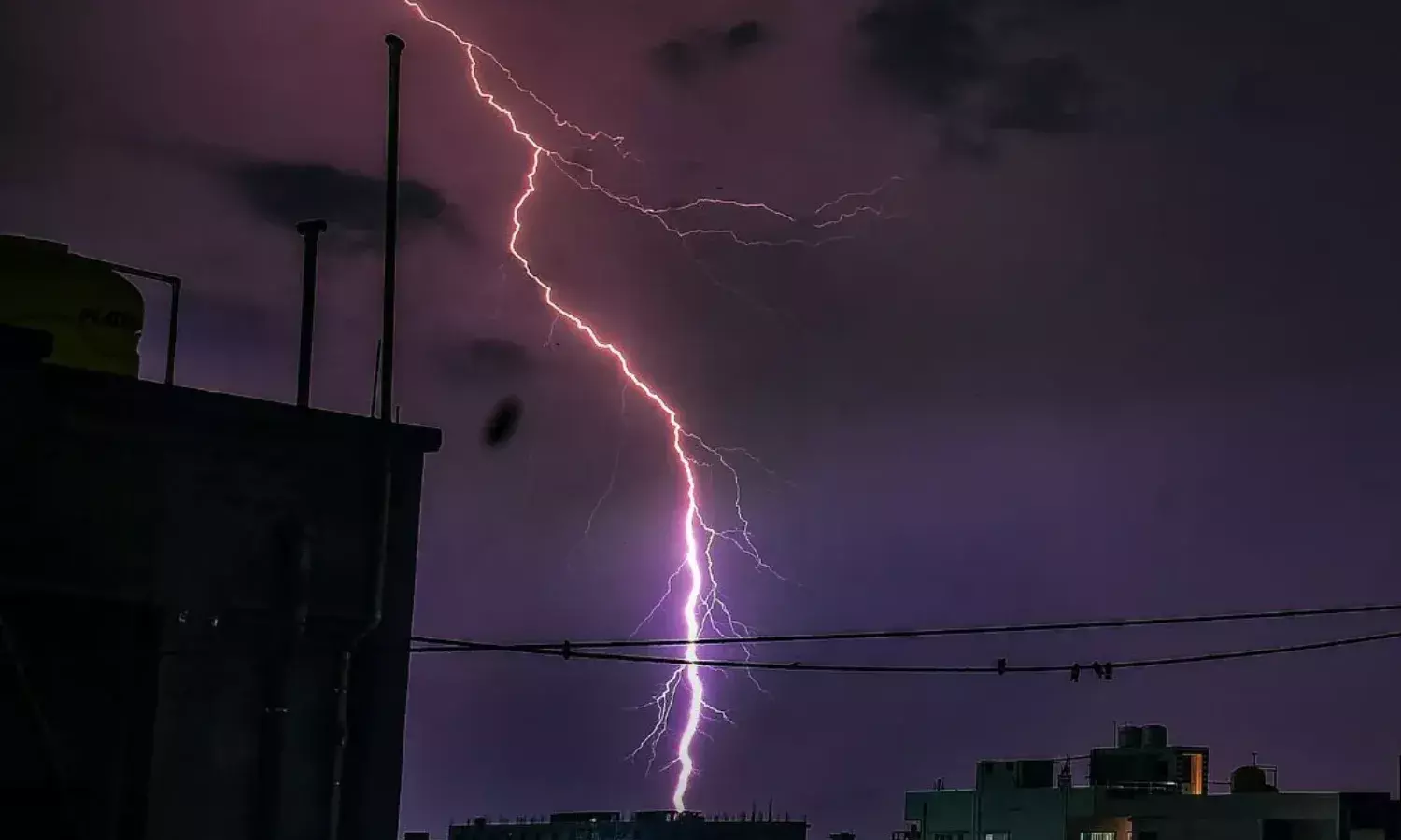 UP Weather Update: यूपी के 40 जिलों में भारी बारिश और वज्रपात का अलर्ट, लखनऊ में इतने दिनों तक होगी लगातार बारिश